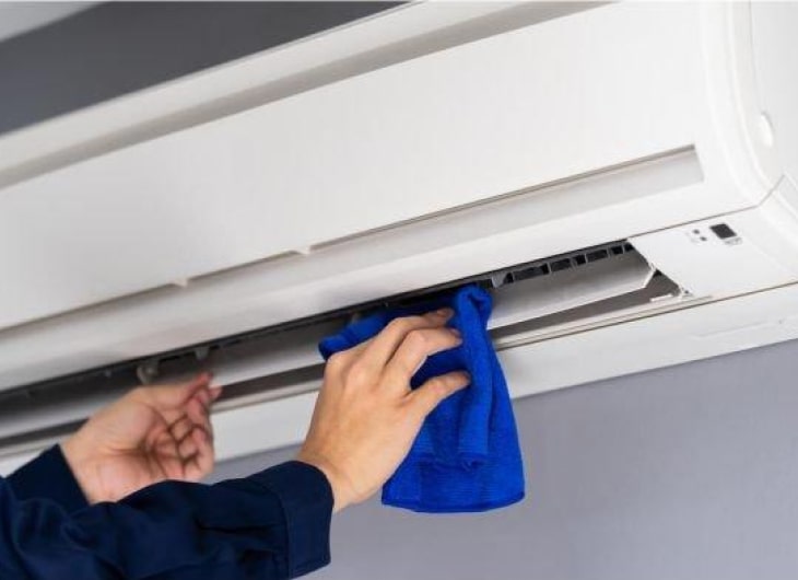 Teknisi melakukan kontrak service AC