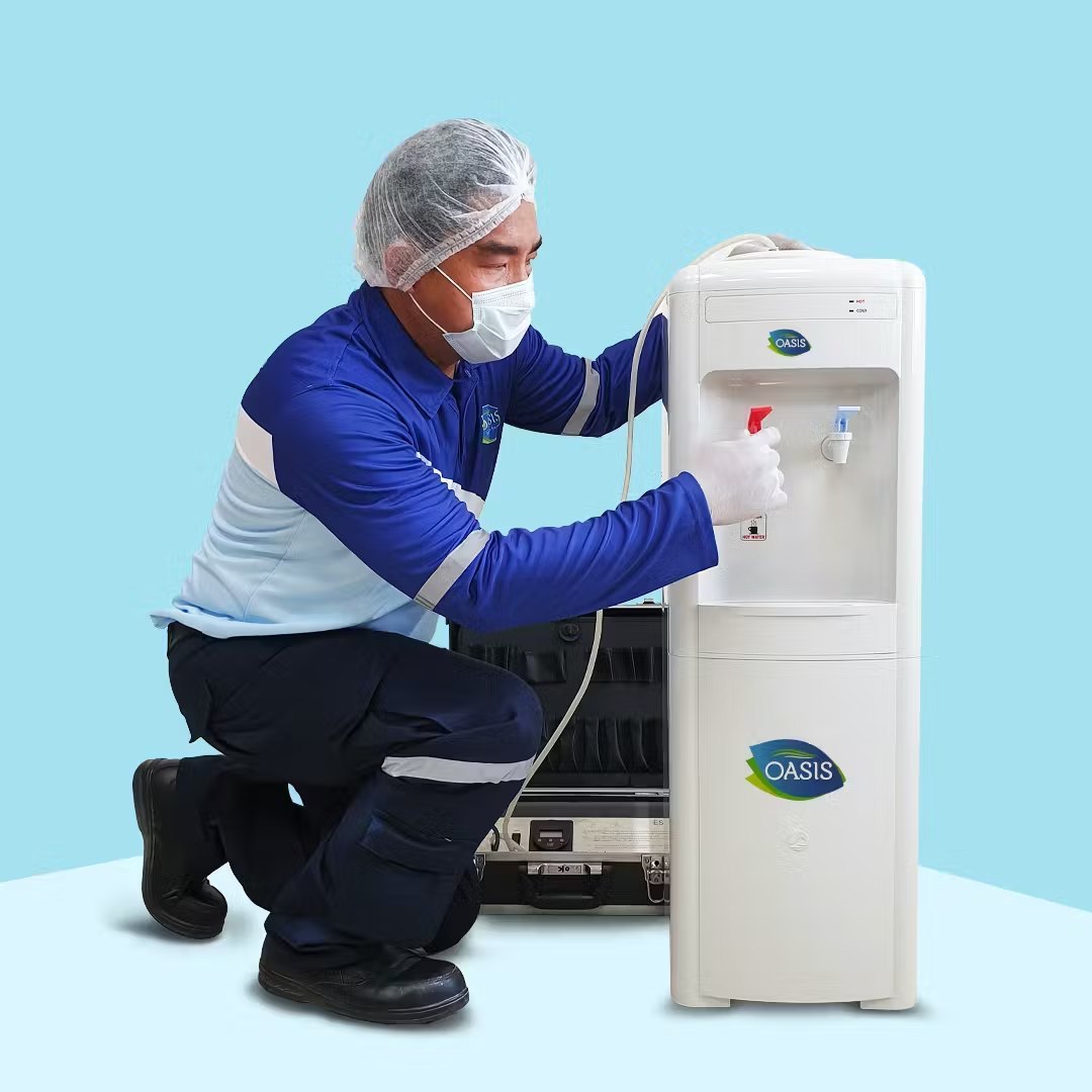 Teknisi sedang memperbaiki dispenser